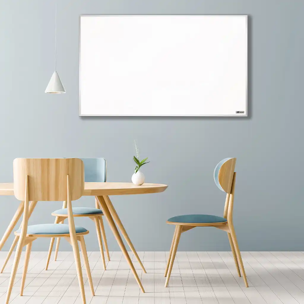 Ein moderner Essbereich mit einem runden Tisch und vier Stühlen, einer weißen Wand und einer minimalistischen Pendelleuchte.