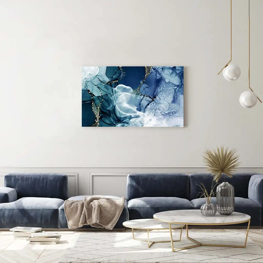 Moderne Wohnzimmereinrichtung mit blauer Wandkunst und eleganten Möbeln.
