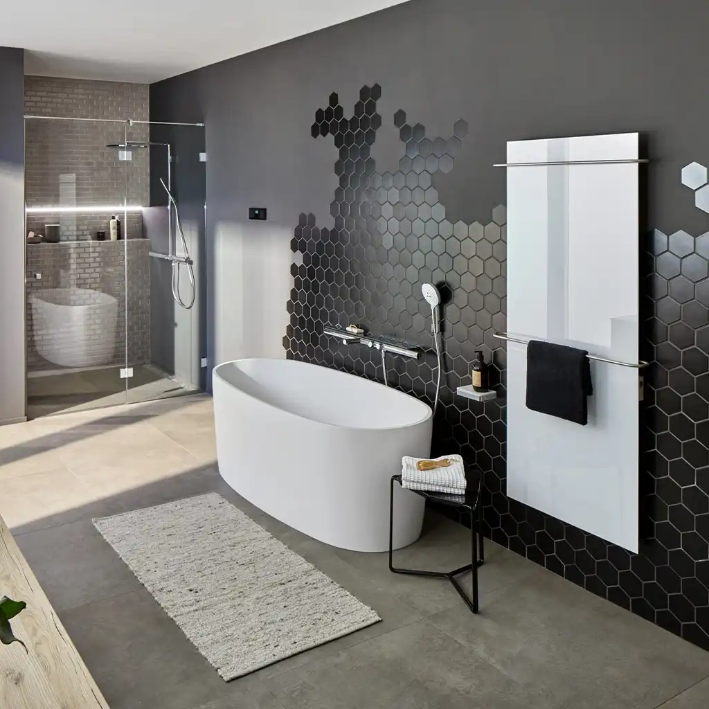 Modernes Badezimmer mit freistehender Badewanne, Dusche und hexagonalen Fliesen an der Wand.