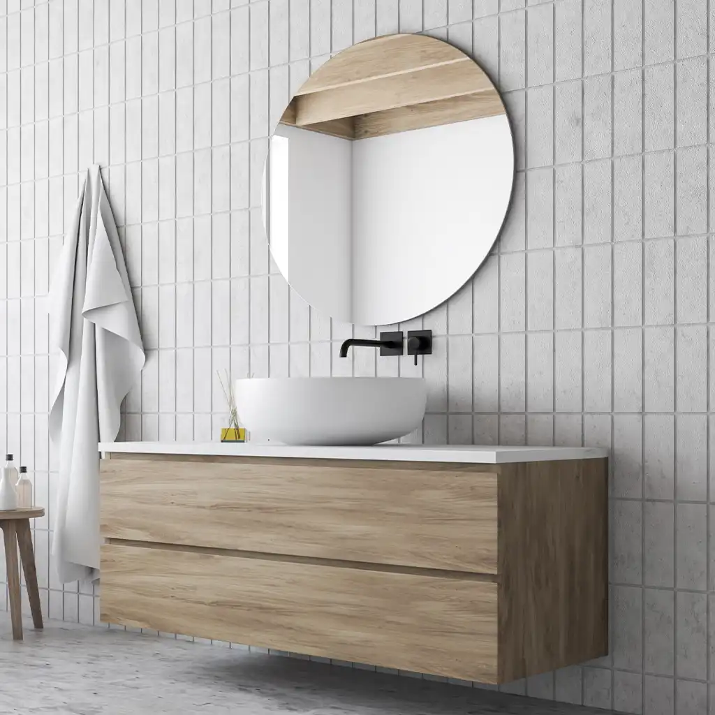 Modernes Badezimmer mit Holzwaschtisch, runder Spiegel und weißen Fliesen.