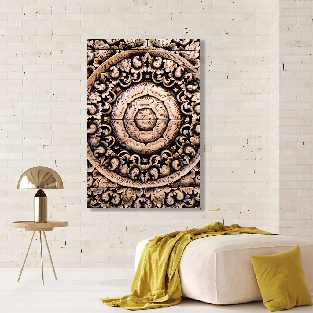 Wandkunst mit detailliertem, ornamentalen Muster in neutralen Farbtönen, präsentiert in einem modernen Raum.