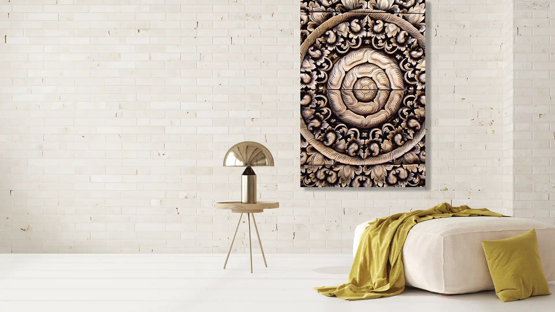 Wandkunst mit detailliertem, ornamentalen Muster in neutralen Farbtönen, präsentiert in einem modernen Raum.